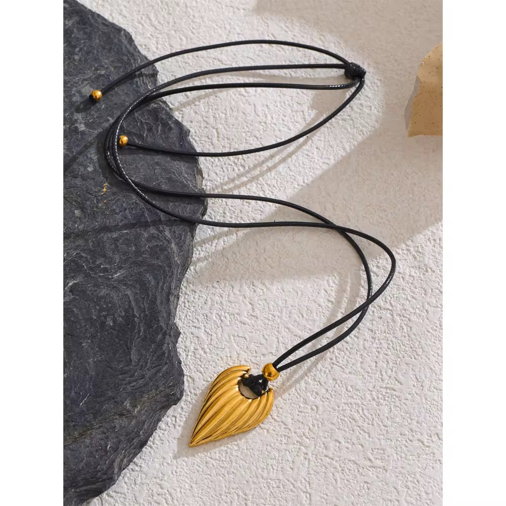 Collar, corazón dorado ébano