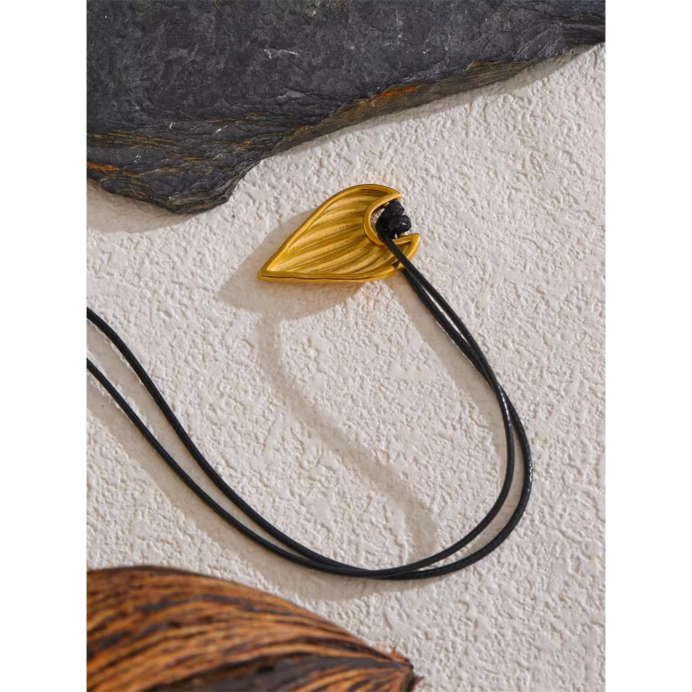 Collar, corazón dorado ébano