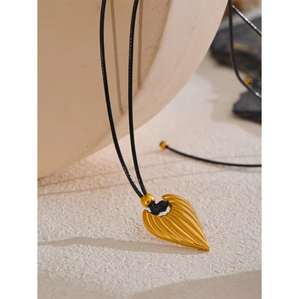 Collar, corazón dorado ébano
